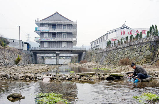 Building on bridge triggers debate
