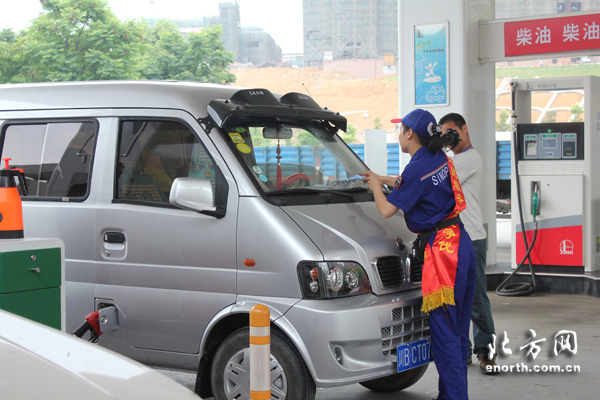 綿陽(yáng):小小加油站 體驗(yàn)人間小大愛(ài)