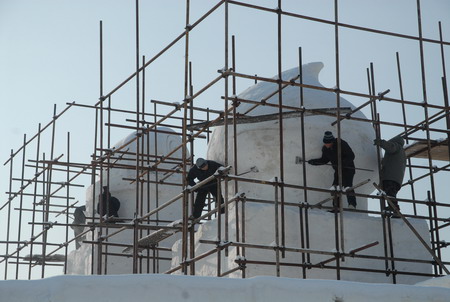 牡丹江雪堡進入精雕階段