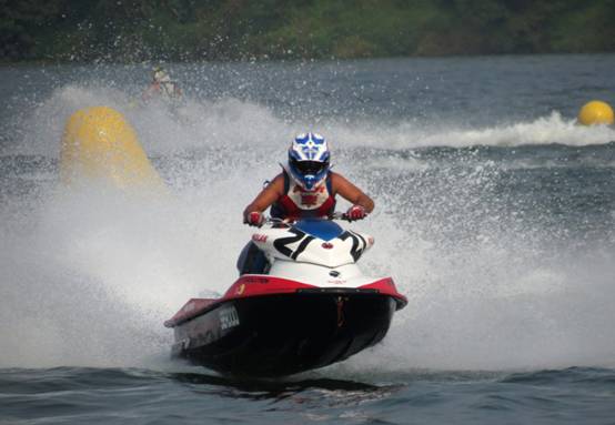 2013水上極速齊開賽 選手浪尖起舞比高下