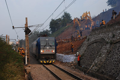 因水害塌方中斷的隴海鐵路下行線開通