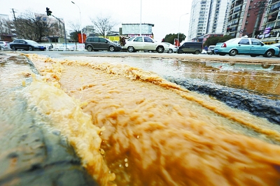 漢陽一主供水管凌晨爆裂