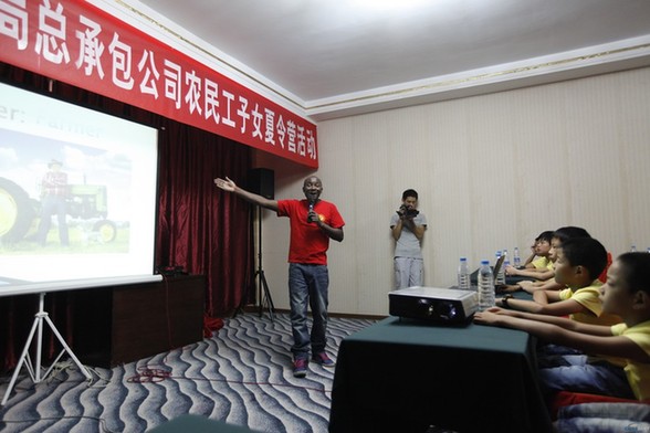 “洋雷鋒”走進(jìn)“小候鳥”夏令營(yíng)