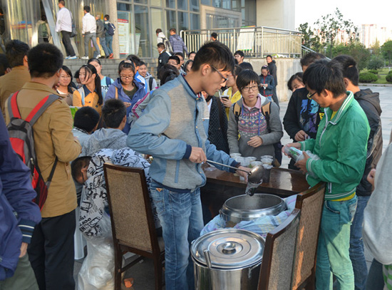 世界糧食日：揚(yáng)大學(xué)子義賣“愛心粥”助力貧困兒童