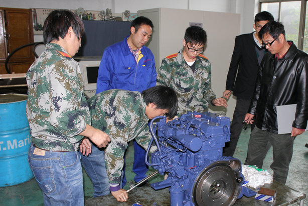 實踐求真知 揚(yáng)大工科學(xué)子柴油機(jī)拆裝展風(fēng)采