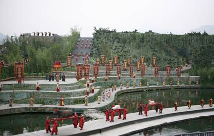 著秦服燃高香 “李冰”今率眾官巡江