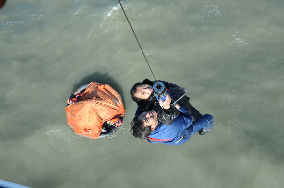 交通運(yùn)輸部北海救助飛行隊(duì)風(fēng)浪中解救15名朝鮮籍遇險船員>