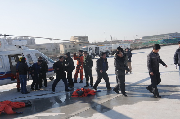 交通運(yùn)輸部北海救助飛行隊(duì)風(fēng)浪中解救15名朝鮮籍遇險船員>