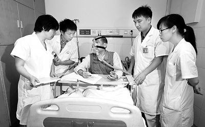 最美醫(yī)魂：老中醫(yī)歐陽恒戴著呼吸機給患者治病