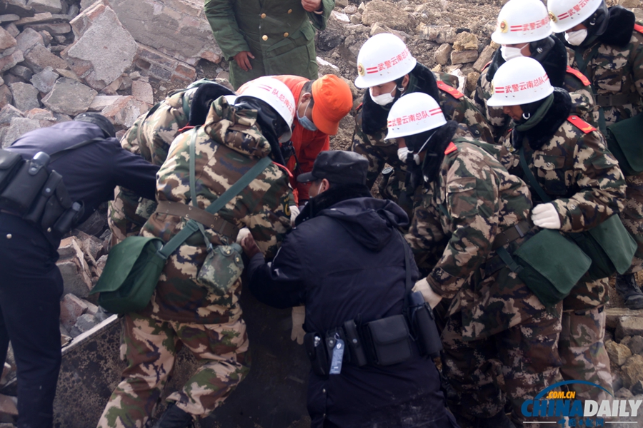 香格里拉獨(dú)克宗古城災(zāi)后一片廢墟 駐地警民緊張投入災(zāi)后清理工作