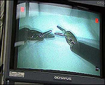 機(jī)器人部隊(duì)透視 布什親手“探彈”過(guò)手癮