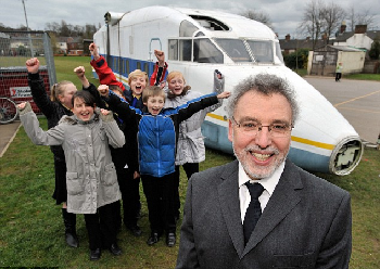 英國小學(xué)買退役客機(jī)當(dāng)教室 “飛”遍全球?qū)W地理