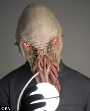 英國(guó)海灘驚現(xiàn)神秘“海怪” 原是數(shù)千藤壺攀爬浮木