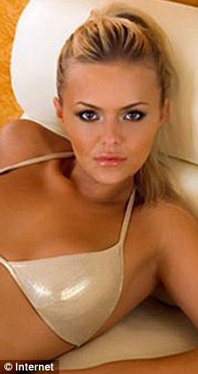 英“性感高爾夫”惹爭議 美女球童“有傷風(fēng)化”遭禁