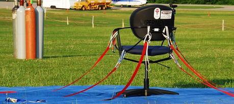 美國(guó)冒險(xiǎn)家用55個(gè)氣球制作飛天椅 最高升到4500米