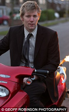 英國(guó)邦德迷研發(fā)成功噴火摩托 可讓后面“追兵”著火