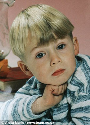 英國(guó)17歲男孩力大無比 能夠輕松抬起汽車(圖)