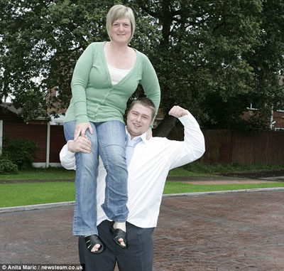 英國(guó)17歲男孩力大無比 能夠輕松抬起汽車(圖)