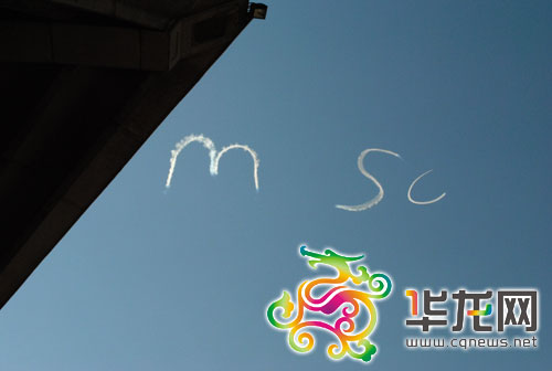 悉尼男子駕飛行器天空寫字求愛(圖)