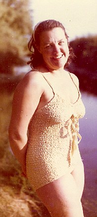 英八旬老太收藏百年泳裝 長(zhǎng)短變化折射觀念更新