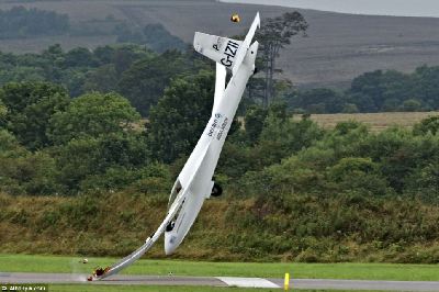 英滑翔機(jī)表演時(shí)垂直撞向跑道 飛行員奇跡逃生