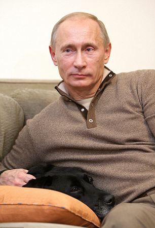 普京夫婦鏡頭前“秀恩愛” 結(jié)婚戒指“泄天機(jī)”？