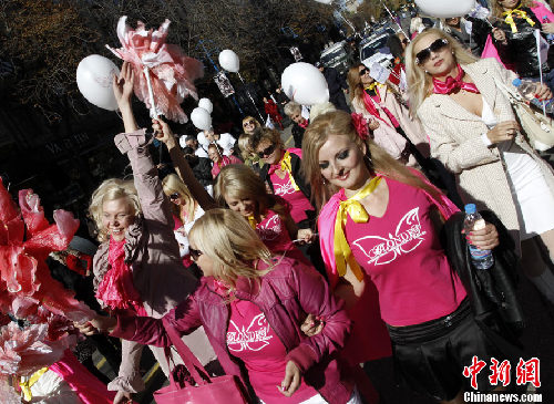 保加利亞金發(fā)女郎街頭集會 大秀高挑身材