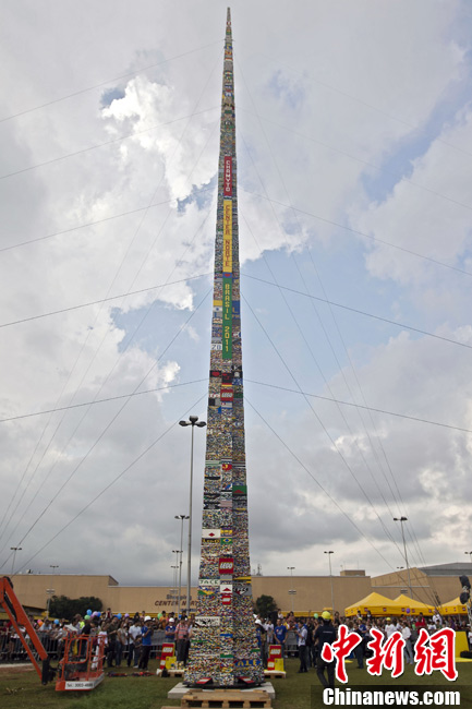 巴西球星卡福拼出世界最高樂高積木塔高達31.19米