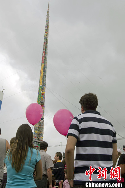 巴西球星卡福拼出世界最高樂高積木塔高達(dá)31.19米