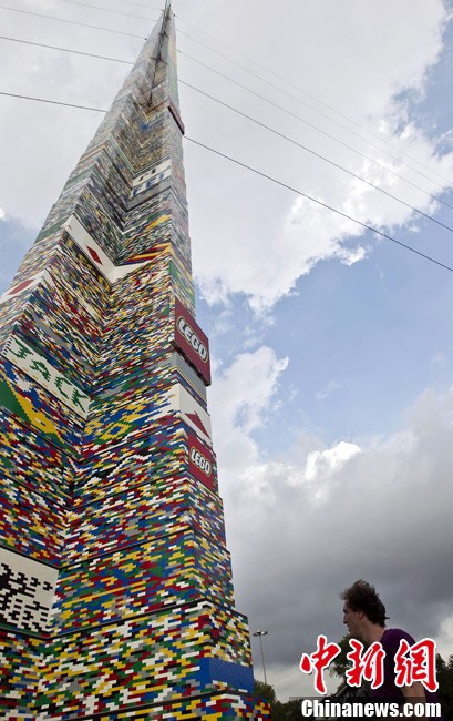 巴西球星卡福拼出世界最高樂高積木塔高達31.19米