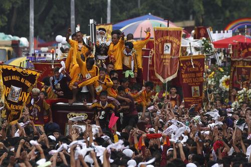 圖：菲律賓馬尼拉“黑耶穌節(jié)”盛大巡游