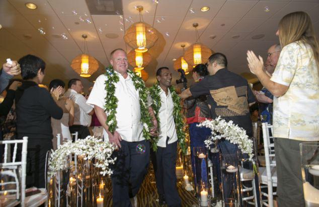 美6對(duì)同性戀人夏威夷喜結(jié)連理