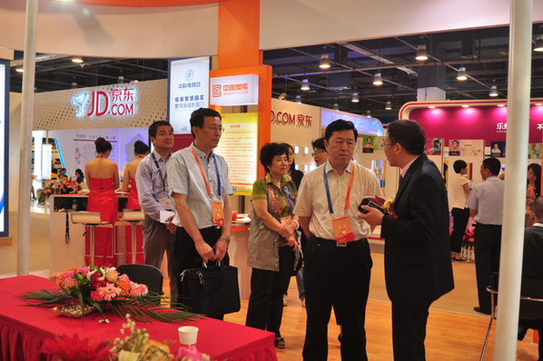 商務(wù)部信息化司李晉奇司長參觀考察中國網(wǎng)庫京交會展館