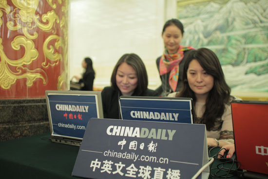 中國日報網(wǎng)記者在溫家寶總理記者會現(xiàn)場進行直播