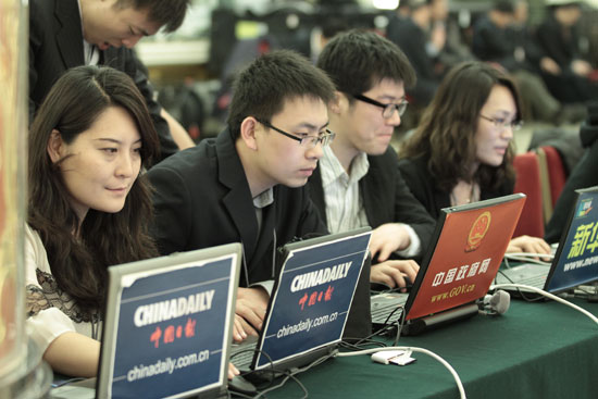 中國日報網(wǎng)記者在溫家寶總理記者會現(xiàn)場進行直播