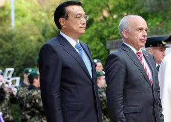 李克強(qiáng)與瑞士聯(lián)邦主席毛雷爾共同會(huì)見記者