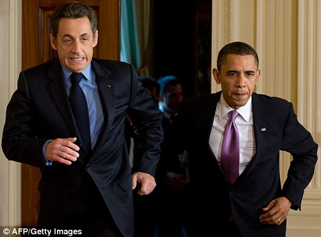 法美總統(tǒng)跑進(jìn)會(huì)場(chǎng) 恰似“蝙蝠俠”搭檔拯救世界