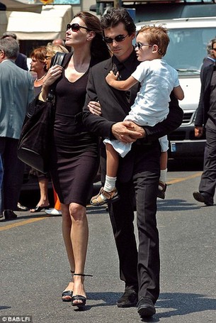 法第一夫人與前夫私密照被盜 盜賊或有預(yù)謀