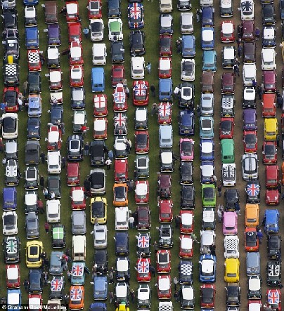 Mini汽車誕生50周年 英愛好者組“最長車隊”慶祝