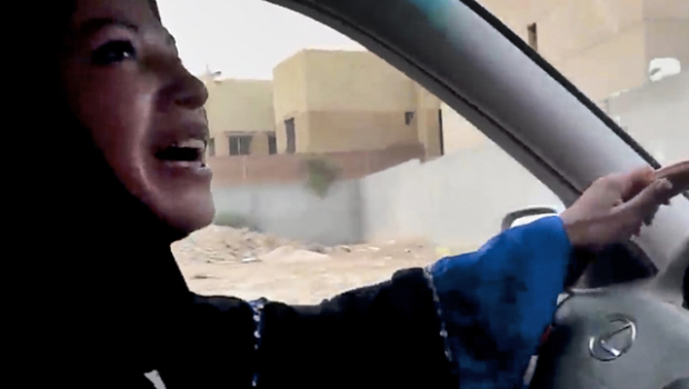 沙特一女子因違禁駕車被判鞭刑10下 爭取權(quán)益路漫漫