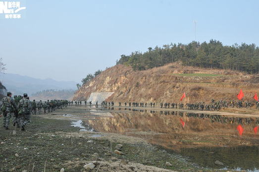 濟(jì)南軍區(qū)某裝甲旅冬季野營演練16種戰(zhàn)術(shù)