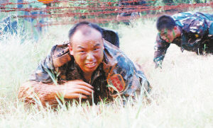 何祥美演繹士兵傳奇 從"慢槍手"到"快槍王"