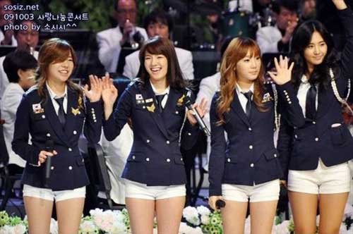 韓國女藝人秀性感“軍裝”