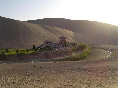 月牙泉：沙漠的眼