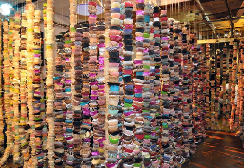 美國(guó)女生烘焙萬(wàn)余紙杯蛋糕 用線穿成3米高墻(圖)