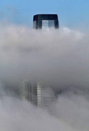 圖:紐約濃霧中化身空中之城 自由女神分外神秘