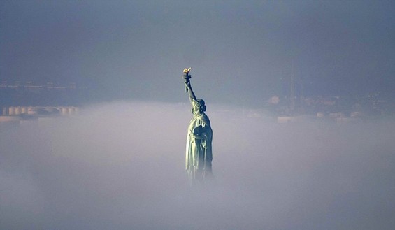 圖:紐約濃霧中化身空中之城 自由女神分外神秘