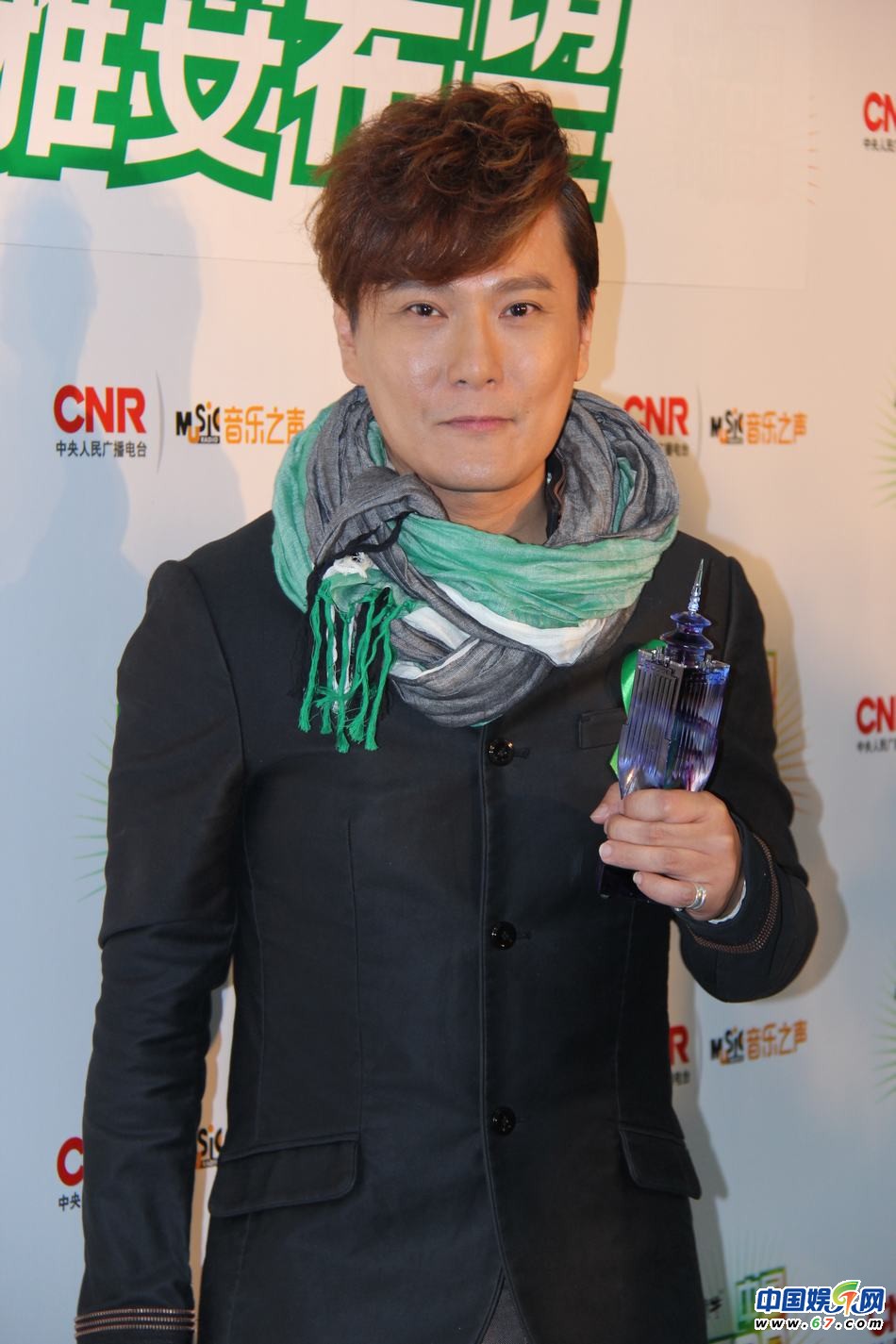 直擊中國TOP排行榜頒獎(jiǎng)晚會(huì) Ella低胸秀乳溝 劉忻現(xiàn)“蜘蛛”紋身