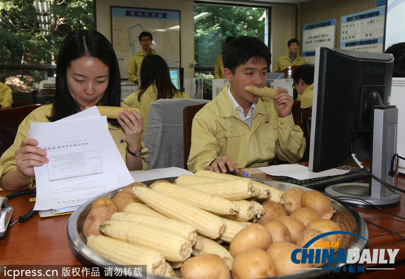 響應(yīng)韓美演習(xí) 韓官員大嚼玉米土豆體驗戰(zhàn)士艱辛（組圖）