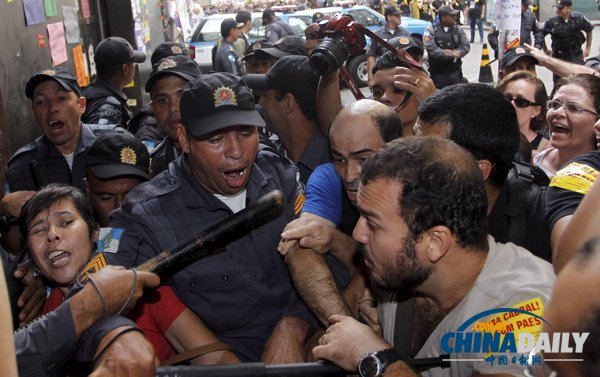 巴西教師大規(guī)模游行抗議政府腐敗 警察噴灑胡椒噴霧